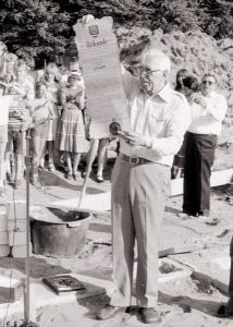 03 - Buergermeister Jensen praesentiert die Grundsteinurkunde.jpg