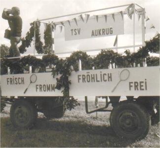 TSV Aukrug Umzugswagen 2.jpg