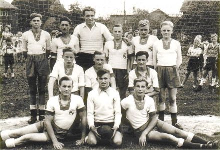 1949 - Schuelermannschaft Feldhandball (1).jpg